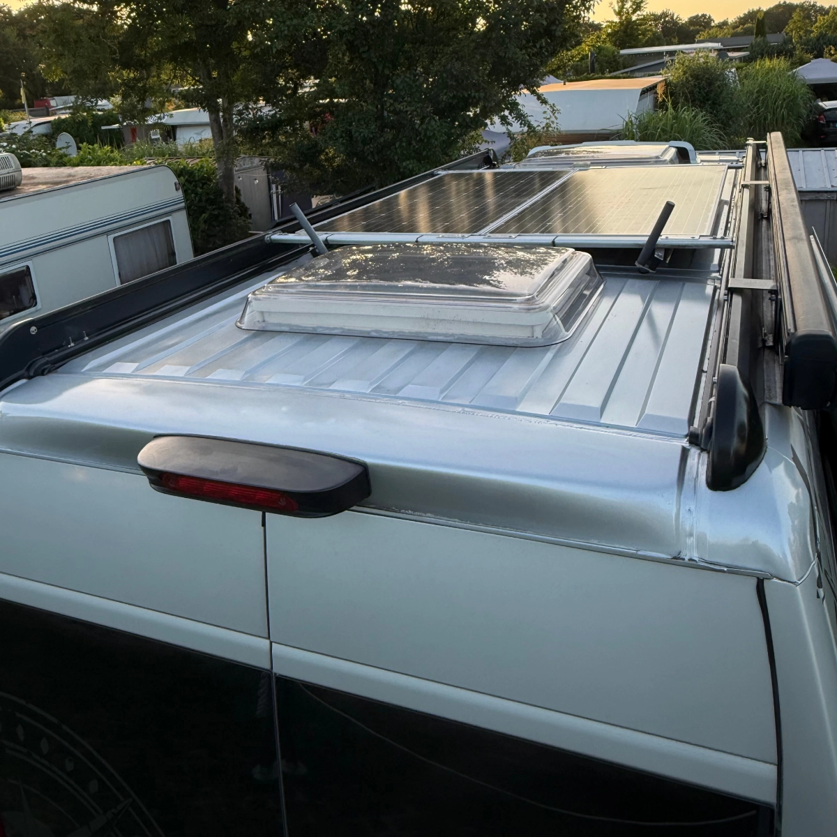 Dach mit Solar und LTE-Antennen