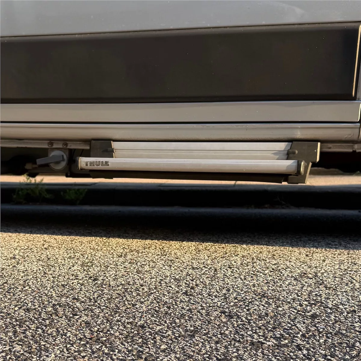 Elektrische Thule Omni Step Trittstufe unter der Schiebetür