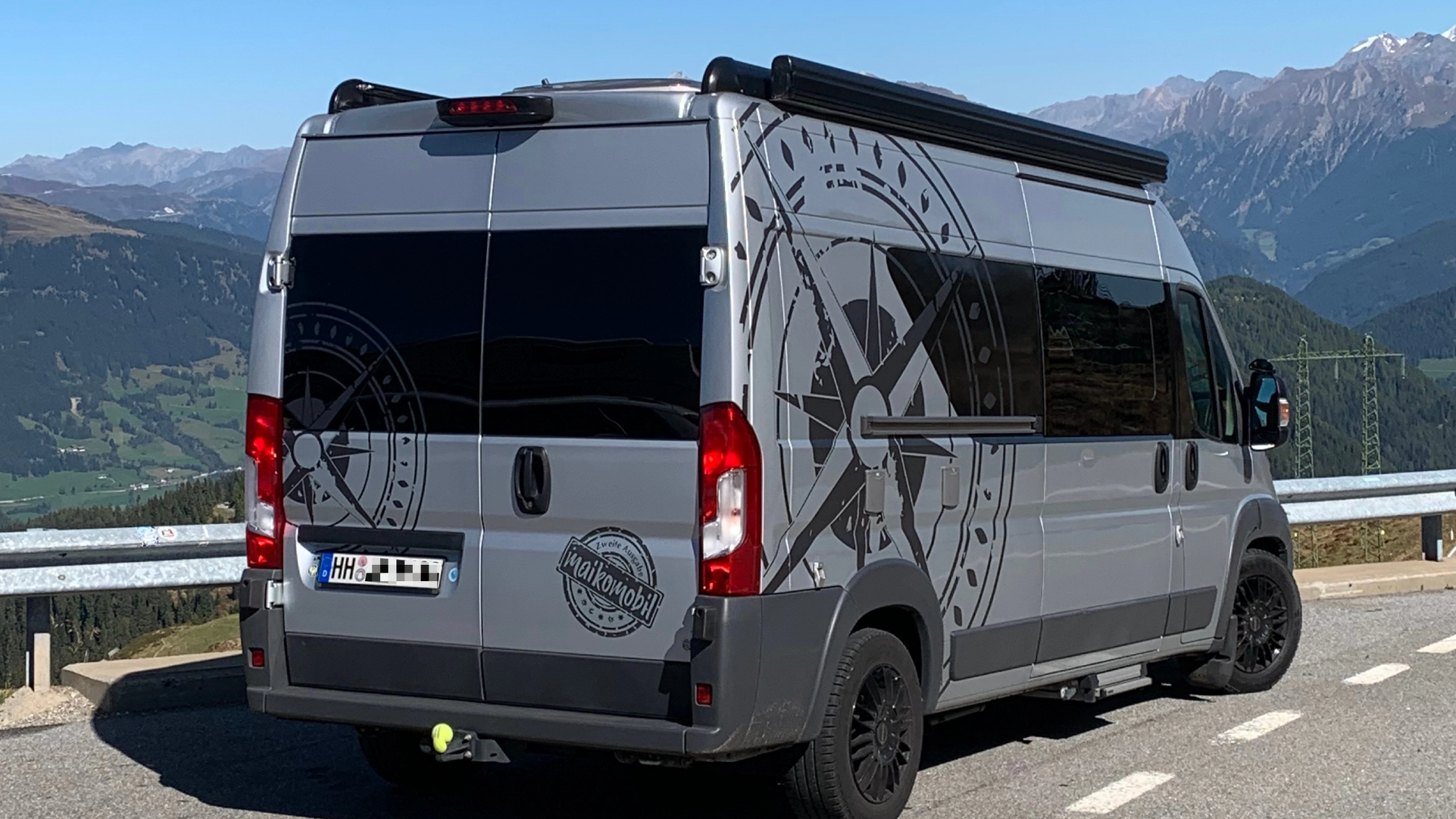Seitenansicht des Wohnmobils von außen