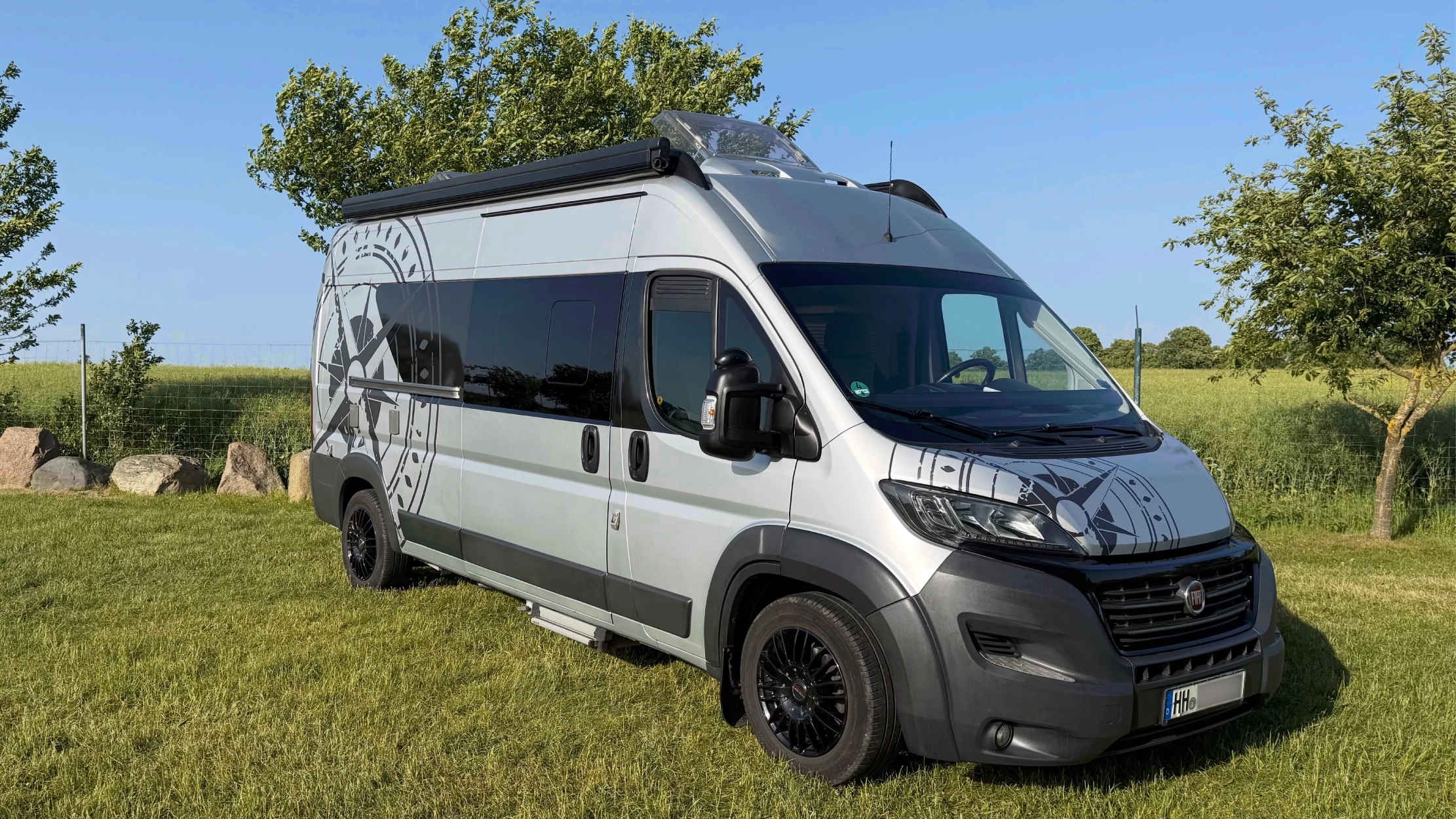 maikomobil II Außenansicht schräg vorne links, Fiat Ducato Maxi mit Folierung und Borbet-Alufelgen