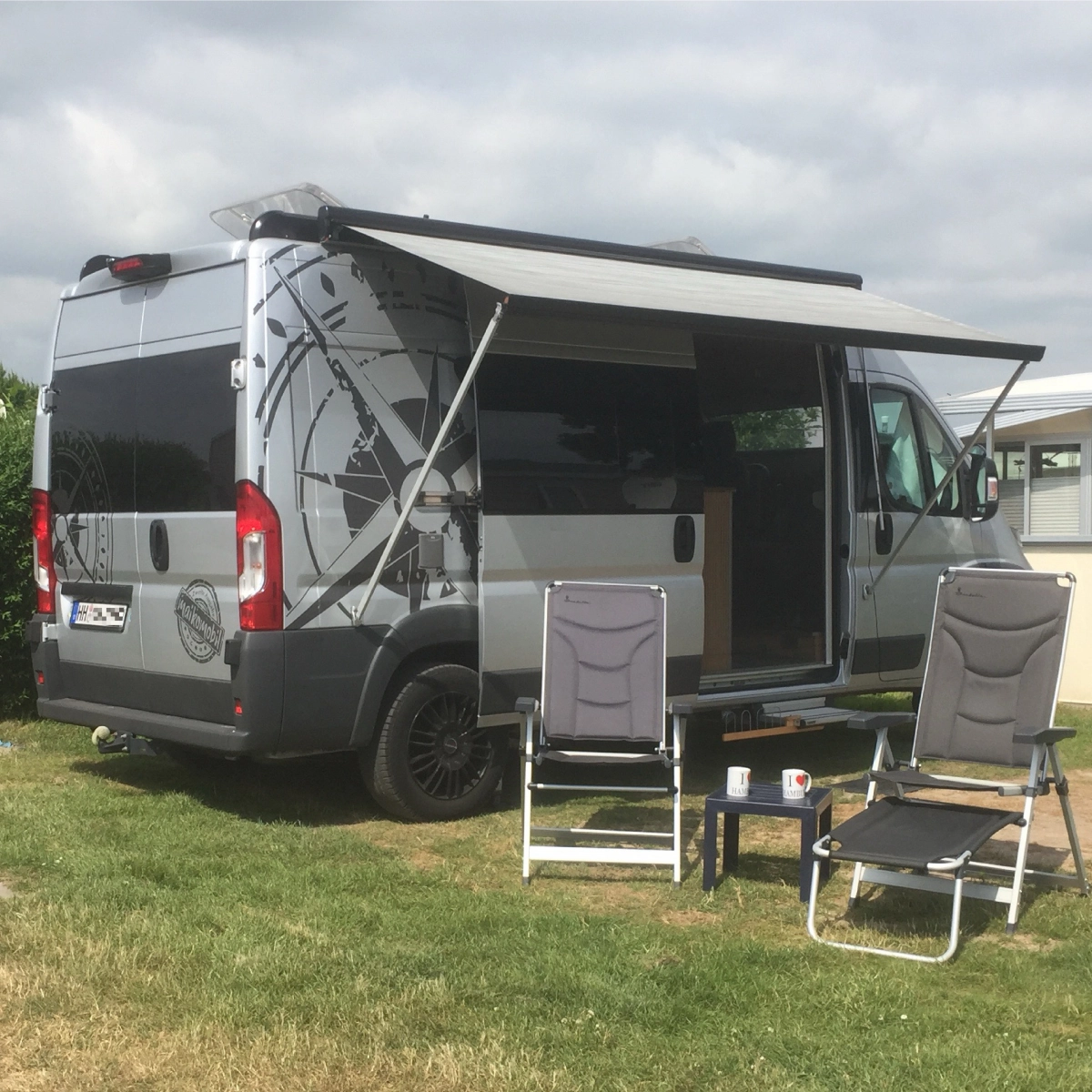 maikomobil II mit aufgestellter Fiamma-Markise auf dem Campingplatz
