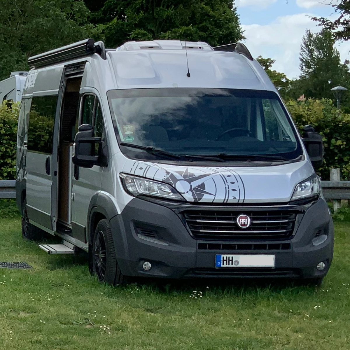 Wohnmobil von außen in der Natur