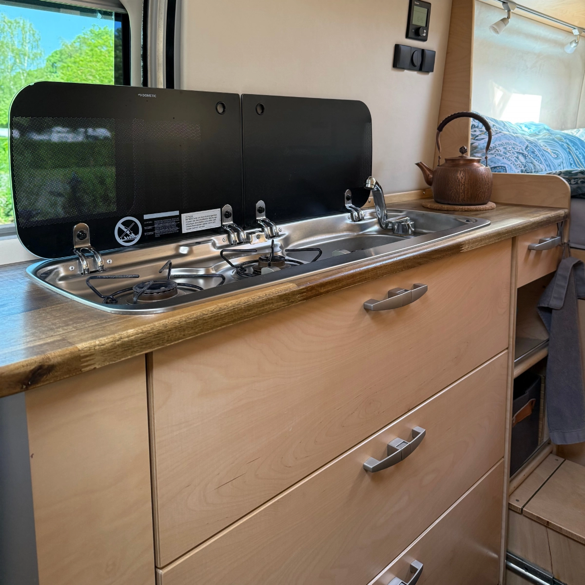 Küchenblock mit Dometic CR80 Kühlschrank und Akazien-Arbeitsplatte im maikomobil II