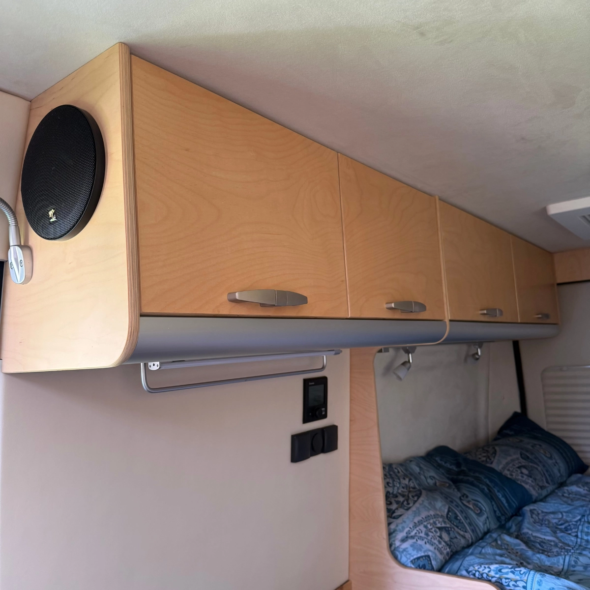 Oberschrank zwischen Küche und Bett