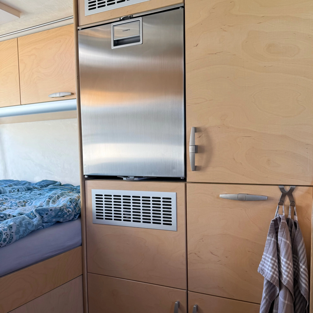 Schrankturm mit Dometic Kühlschrank und Edelstahltür im maikomobil II