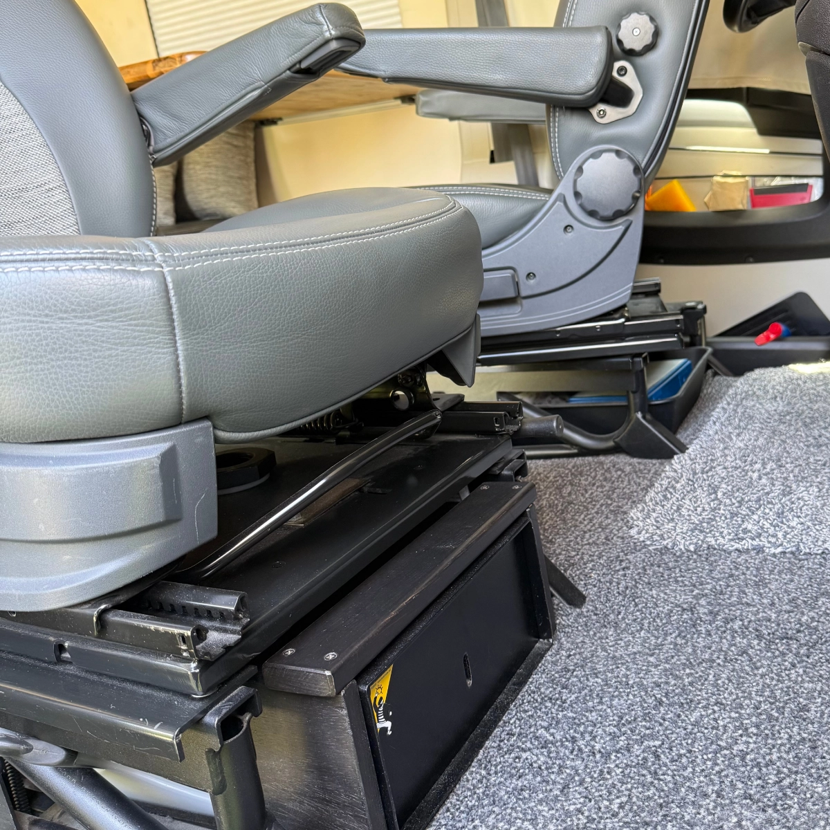 Sitzkonsole mit Safe im Innenraum