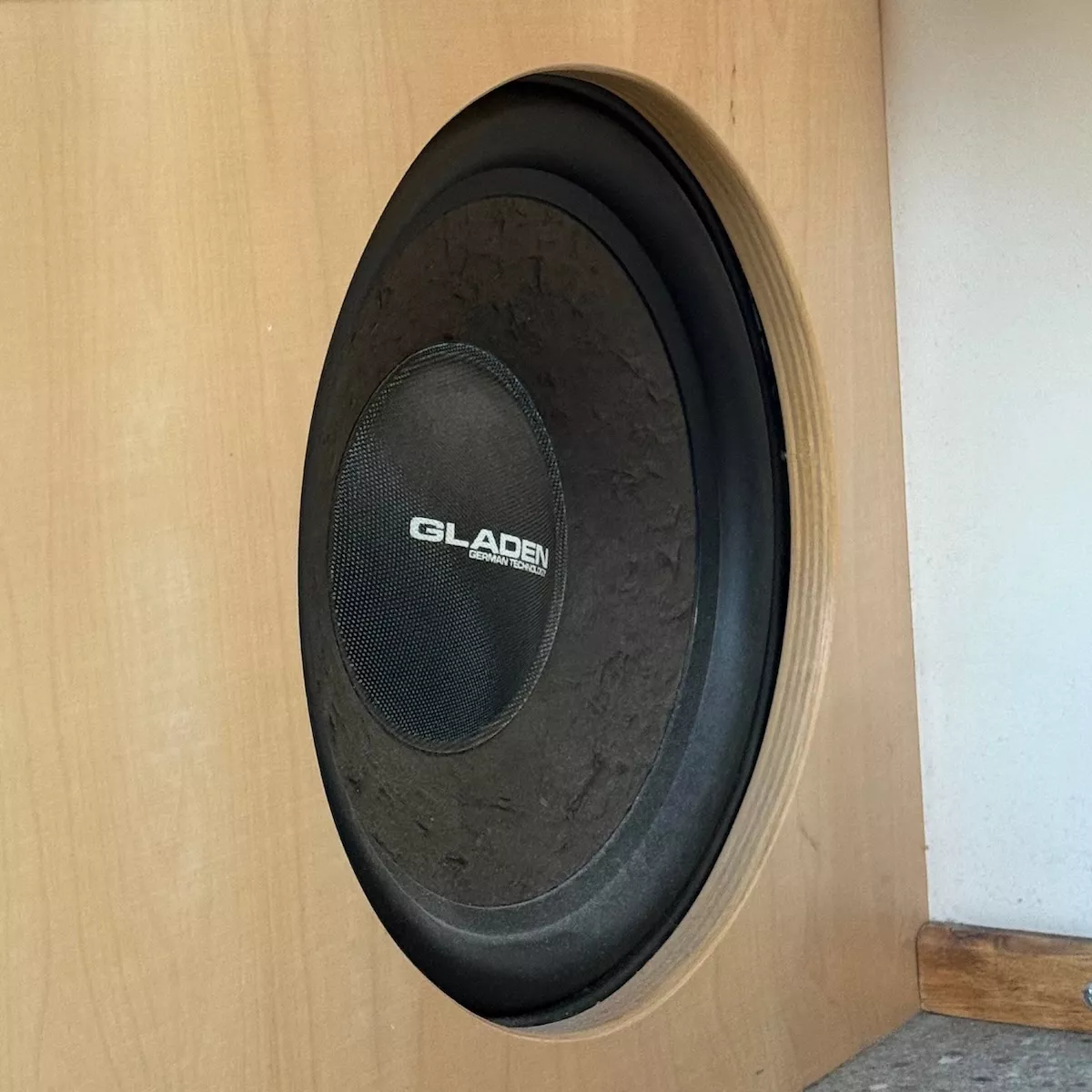 Gladen Subwoofer in der Sitzbank des maikomobil II