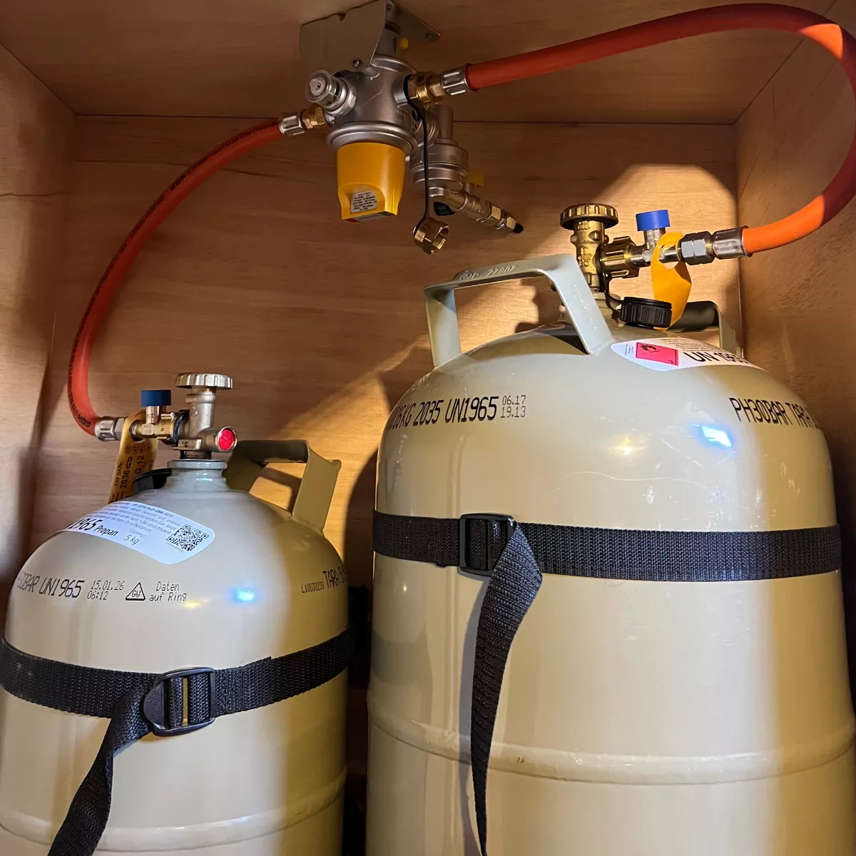 Gasflaschenkasten mit Gasflaschen