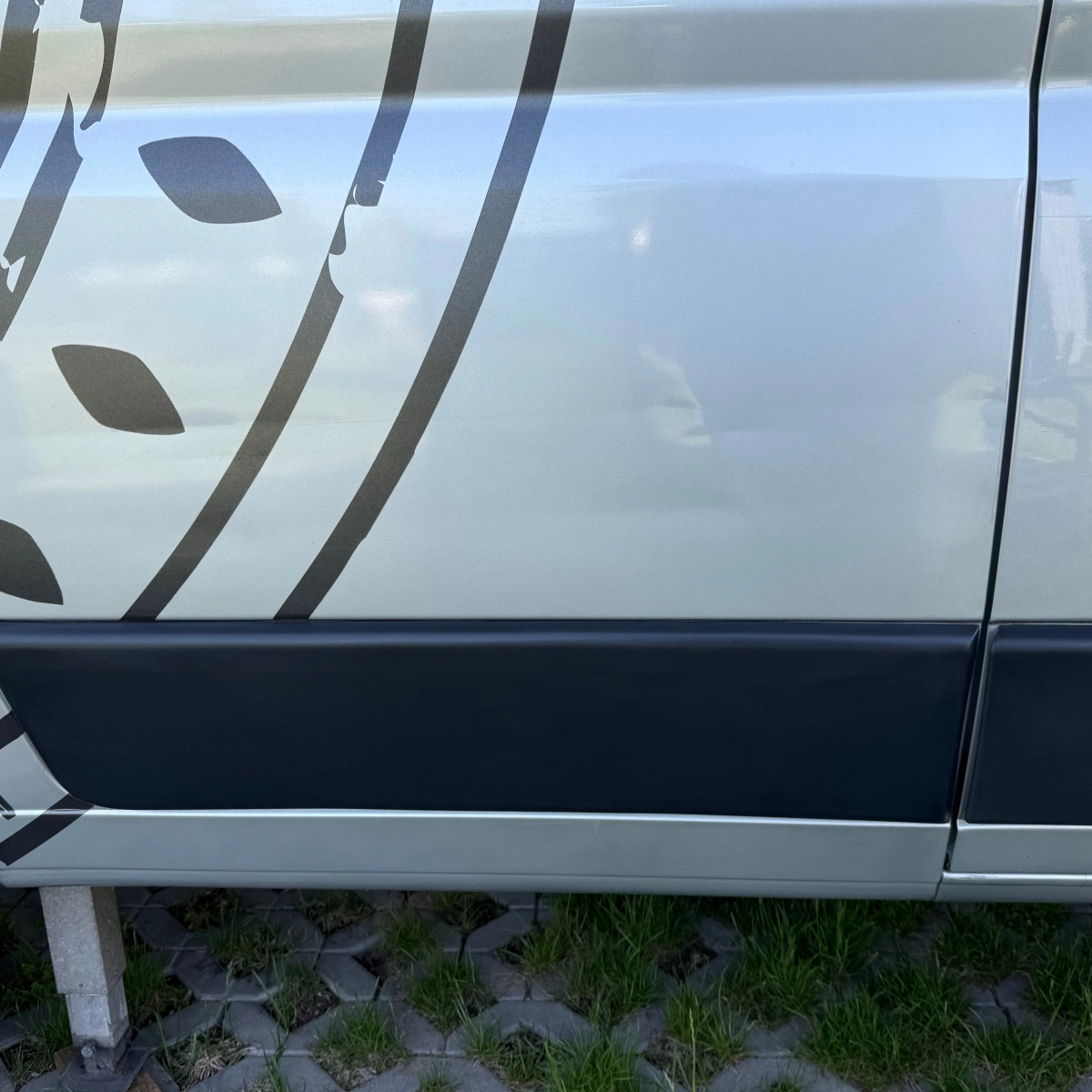 Dellen knapp über der Zierleiste