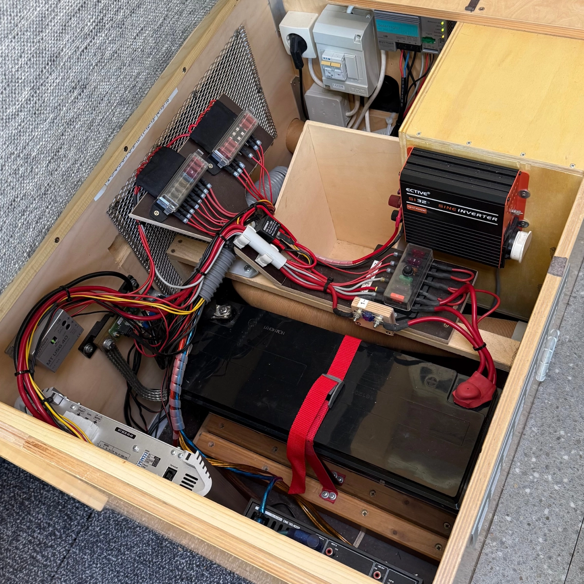 Elektronikfach unter der Sitzbank