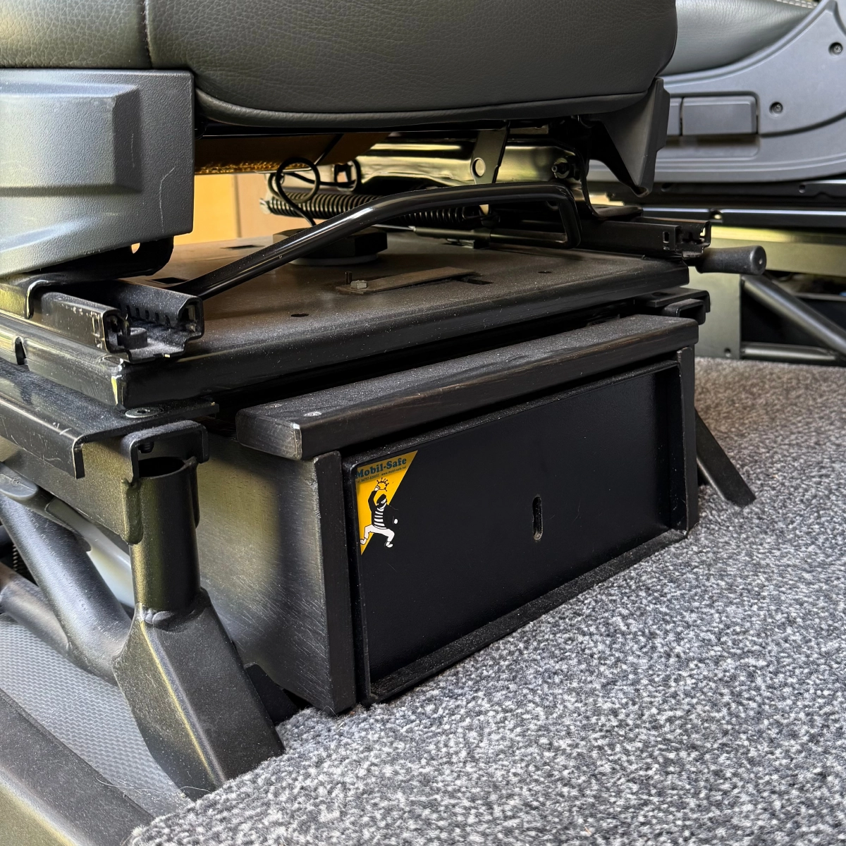 MobilSafe-Safe unter dem Beifahrersitz auf niedriger Sportscraft Sitzkonsole